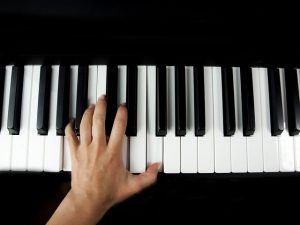 hand playing piano