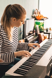 Easy Blues Piano Songs: 5 Tunes To Learn | FreeJazzLessons.com