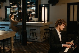 Easy Blues Piano Songs: 5 Tunes To Learn | FreeJazzLessons.com