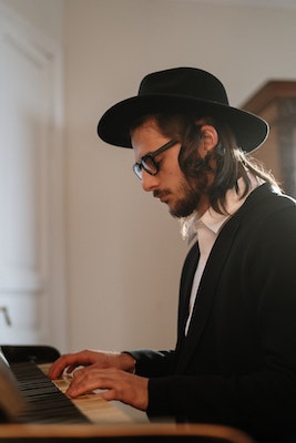 How To Play Piano By Ear - The Ultimate Guide | FreeJazzLessons.com
