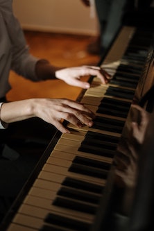 how to play piano by ear